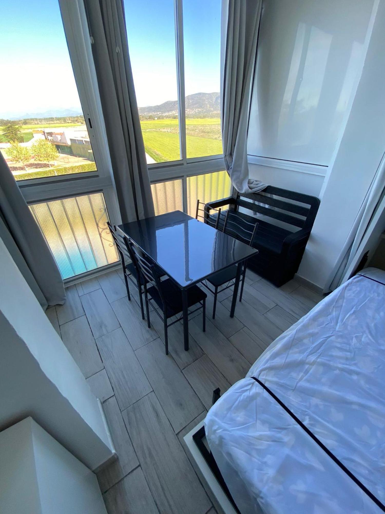 Studio Avec Piscine Et Parking Roses Eksteriør billede